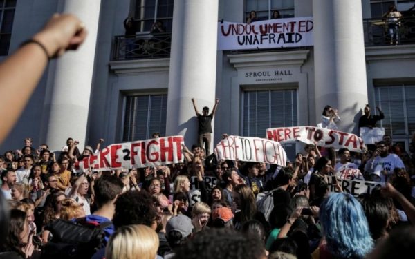 À l'Université de Berkeley, plusieurs lycéens et étudiants se sont rassemblés, contre l'élection de Donald Trump. (Source : http://www.leparisien.fr/election-presidentielle-americaine/en-direct-hillary-clinton-nous-devons-aller-de-l-avant-avec-donald-trump-09-11-2016-6308889.php)